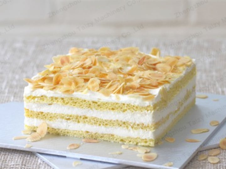 Cake with almond flakes
