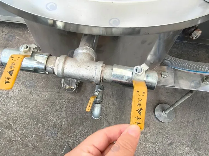 Oil outlet valve of filter barrel