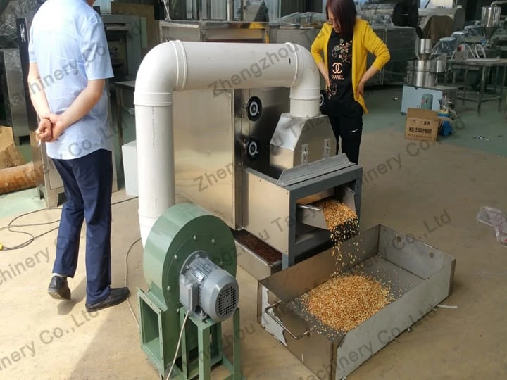 A máquina de cortar amendoim pela metade produz até 1.000 libras por hora.