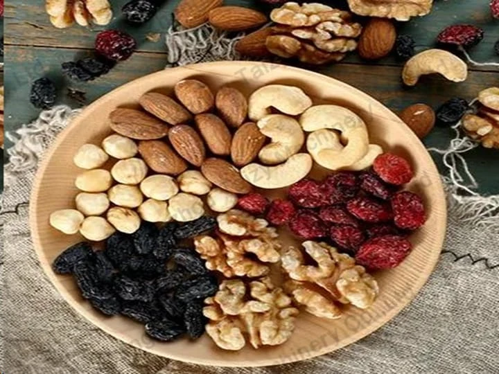 Les noix grillées sont souvent servies avec des fruits secs.
