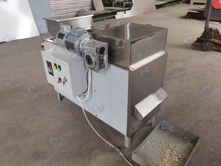 Peanut kernel strip cutting machine