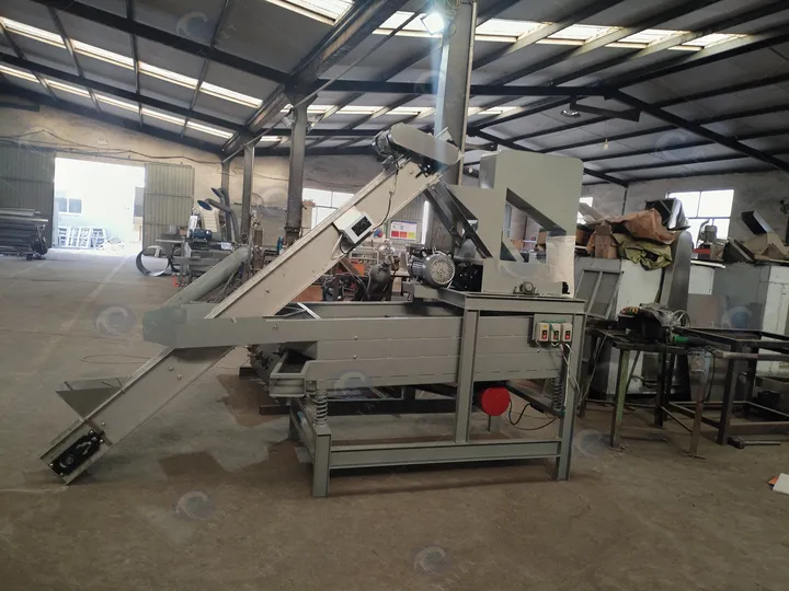 Pistachio shelling machine