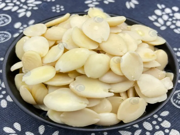 Peeled almonds
