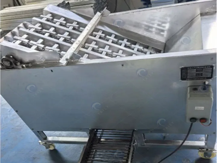 Walnut Green Husk Peeling Machine | Industrial Dry-Process Walnut Dehusker 9 Green walnut hulling machine