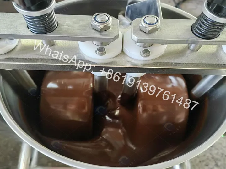 Chocolate grinding machine for making chocolate paste