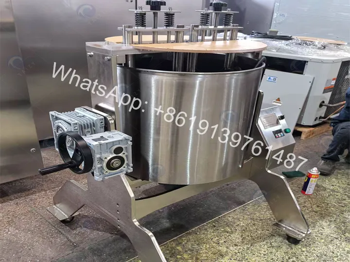 Chocolate paste grinding machine